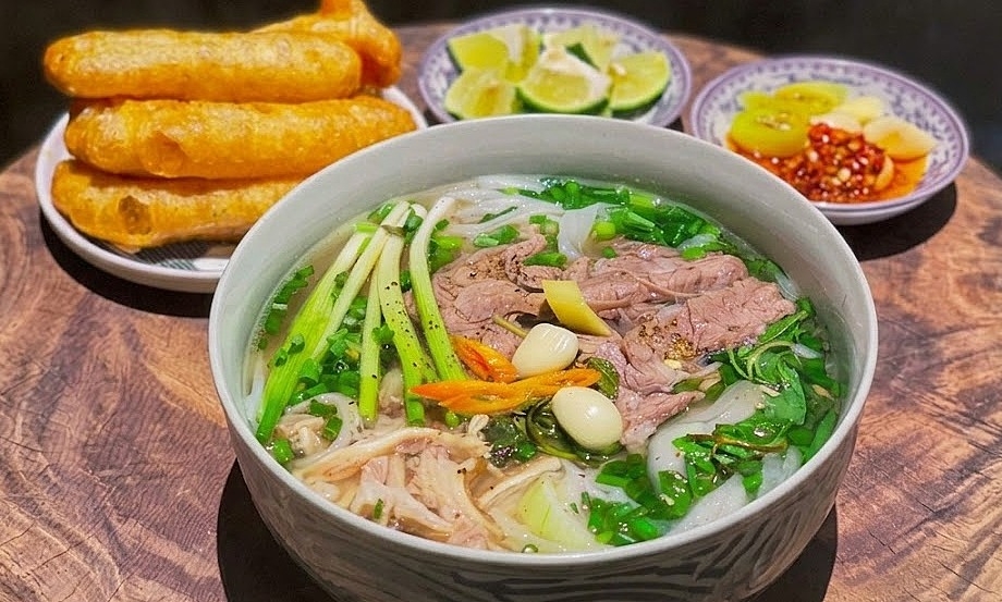 Ăn cơm có gây tăng cân hơn bún, phở không?