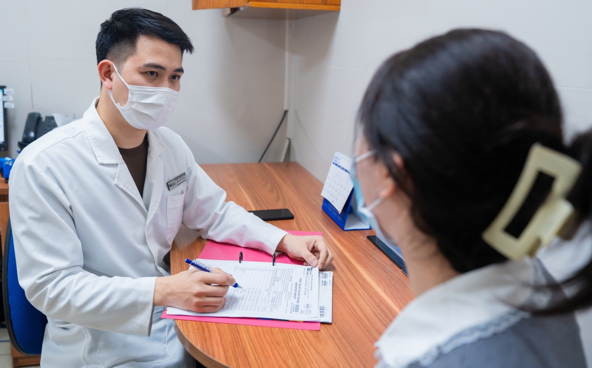 Khí hư đổi màu, có mùi bất thường cảnh báo viêm phụ khoa