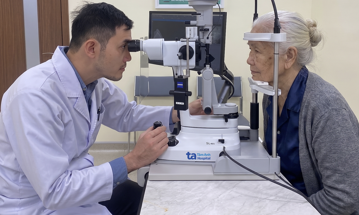 Dấu hiệu cảnh báo thoái hóa hoàng điểm tuổi già
