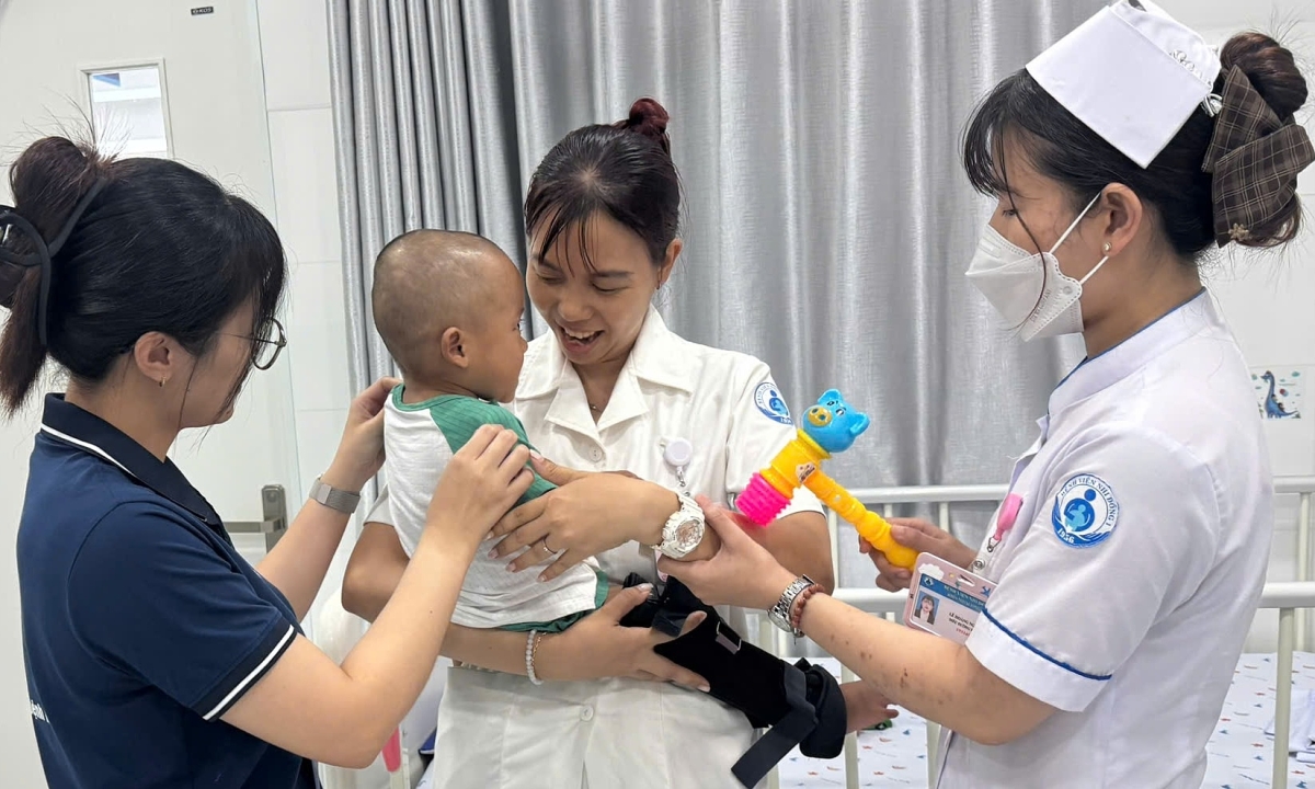 Bé 2 tuổi bị mẹ bạo hành vào trung tâm bảo trợ sau khi xuất viện
