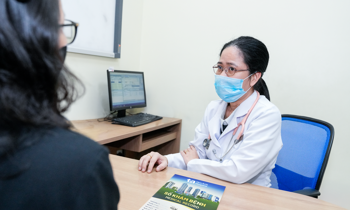 Bác sĩ hướng dẫn người hen suyễn dùng thuốc đúng cách