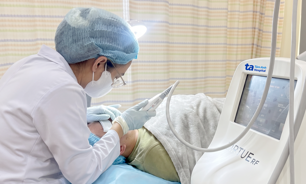 Sẹo rỗ mặt do tự nặn mụn, bôi rượu thuốc