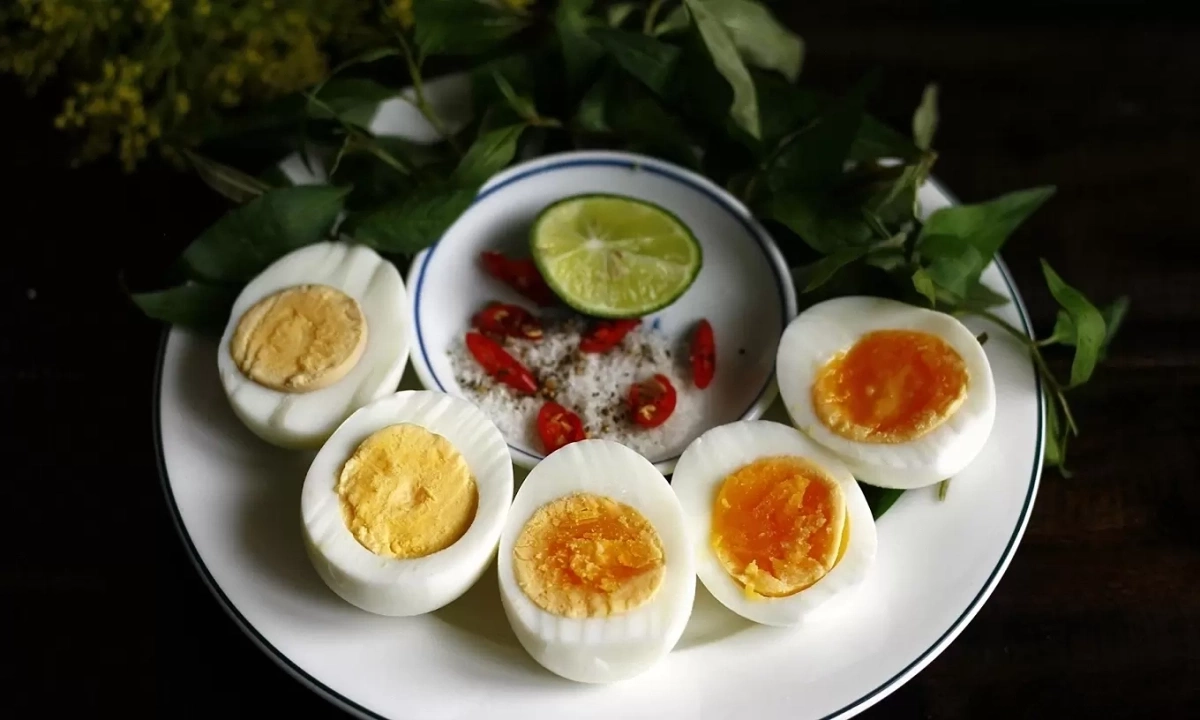 Ăn trứng luộc bổ hơn trứng rán?