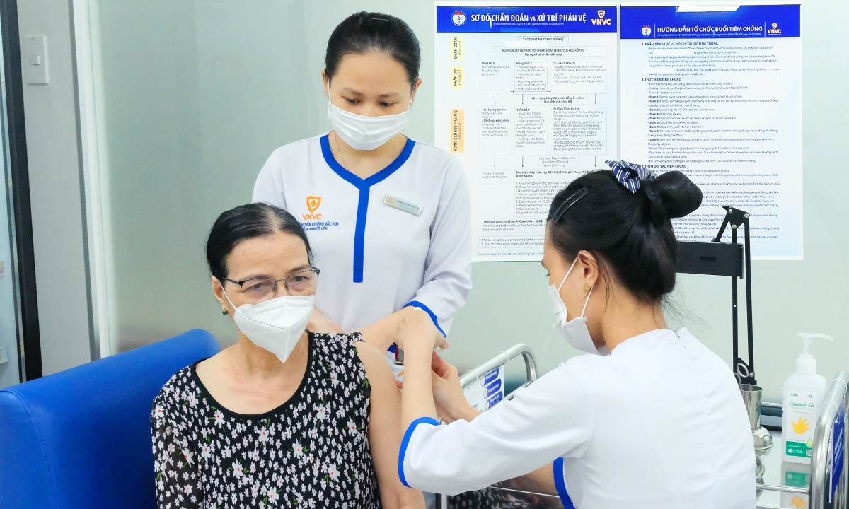 Người cao tuổi tiêm được vaccine não mô cầu không?