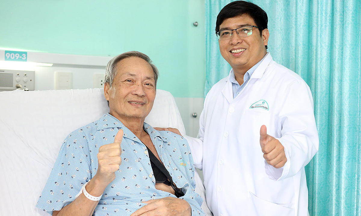 Lấy cơ đùi ghép thay thế gân vai cụ ông