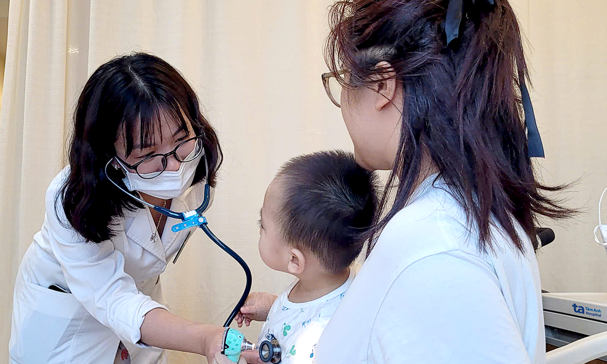 Bé trai đồng nhiễm vi khuẩn, virus