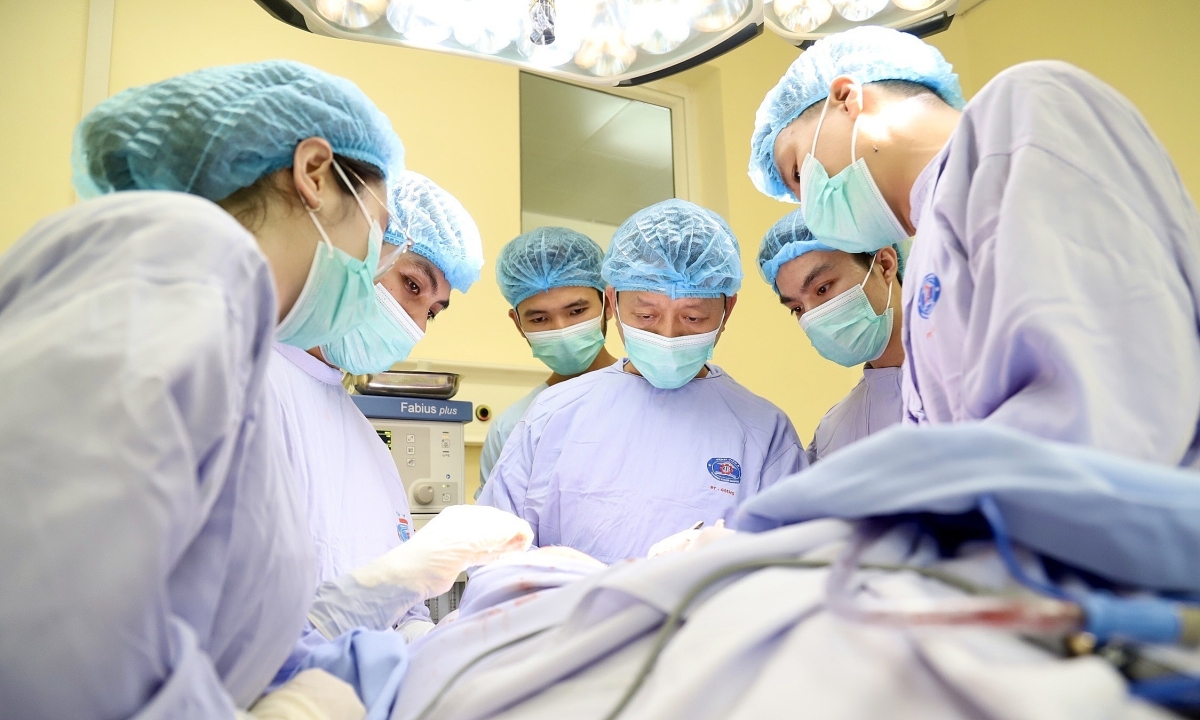 Thoát nguy cơ hỏng mắt nhờ bác sĩ ứng viện phí phút chót