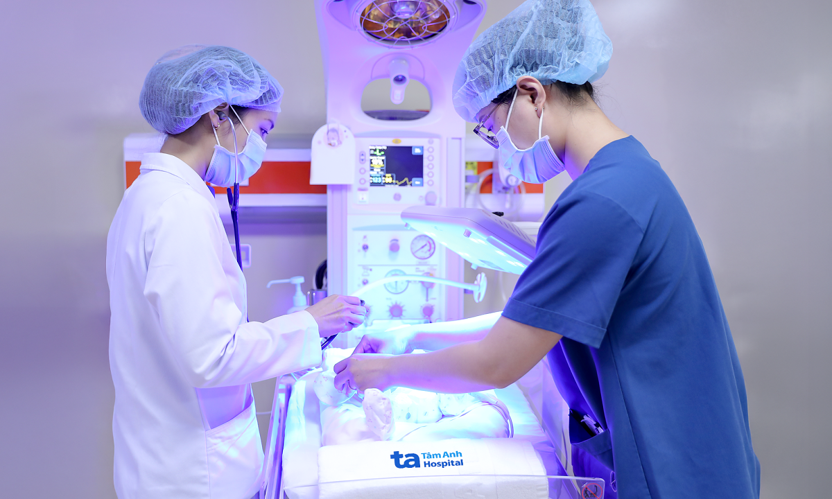 Bé trai sinh non viêm ruột hoại tử