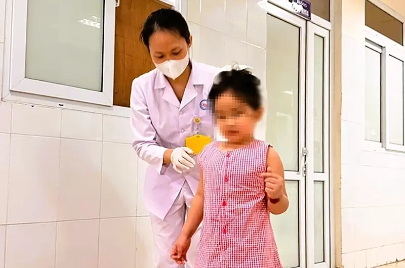Bé gái 6 tuổi liệt toàn thân do trúng độc rắn cạp nia