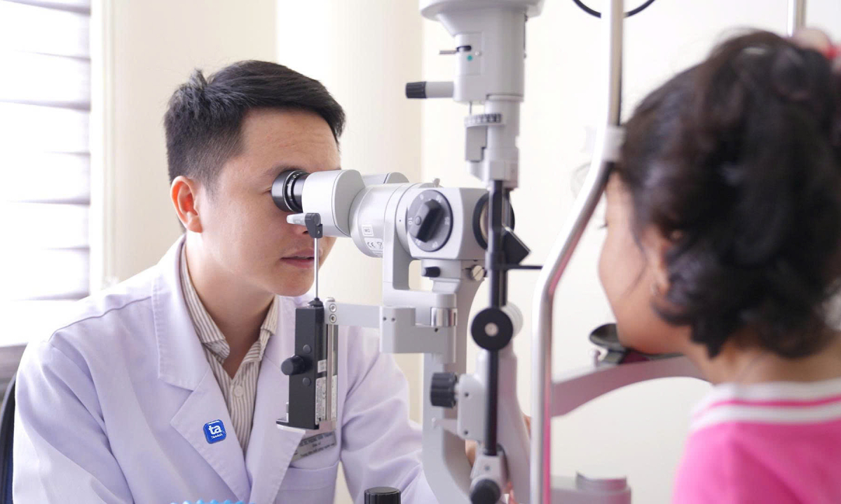 Ba thói quen ngày hè có thể khiến trẻ tăng độ cận thị