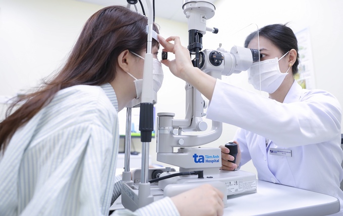Bác sĩ Nhi khám mắt cho một phụ nữ. Ảnh: Bệnh viện Đa khoa Tâm Anh