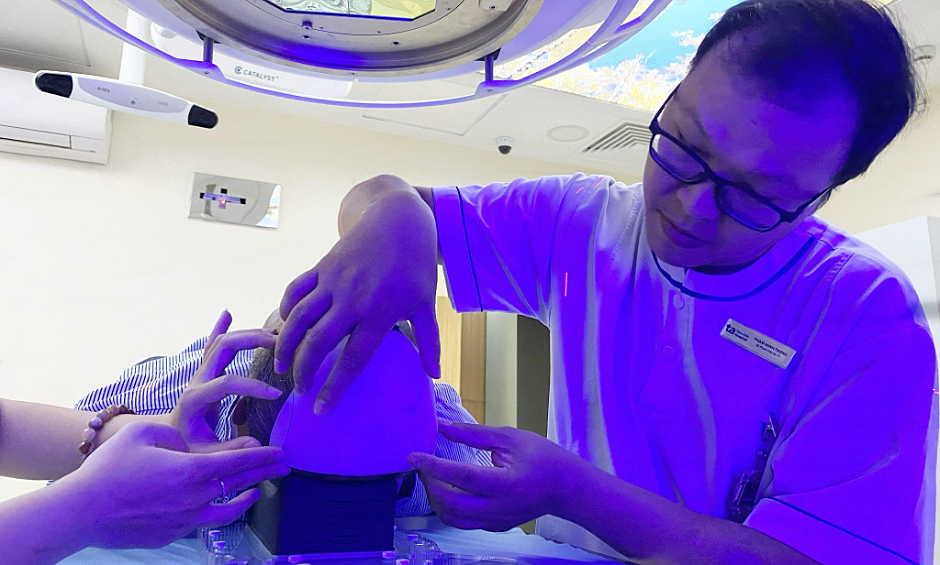 Xạ trị ung thư da đầu cho người đàn ông
