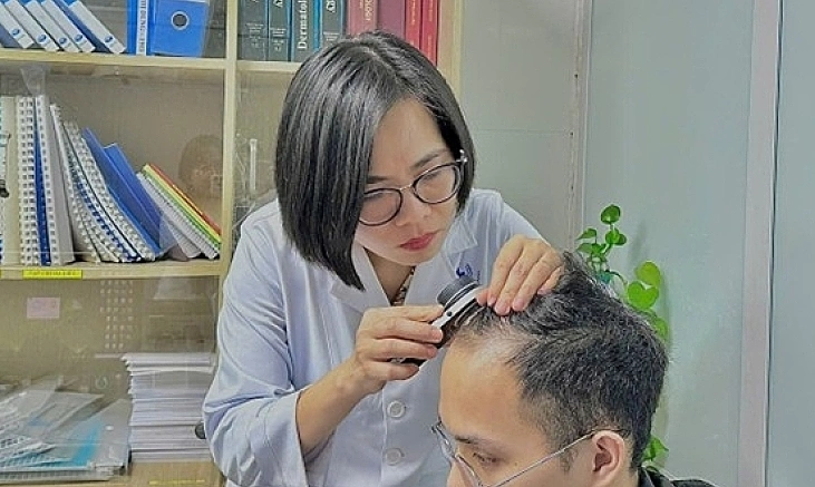 Stress, thức khuya khiến nhiều người Việt rụng tóc hói đầu