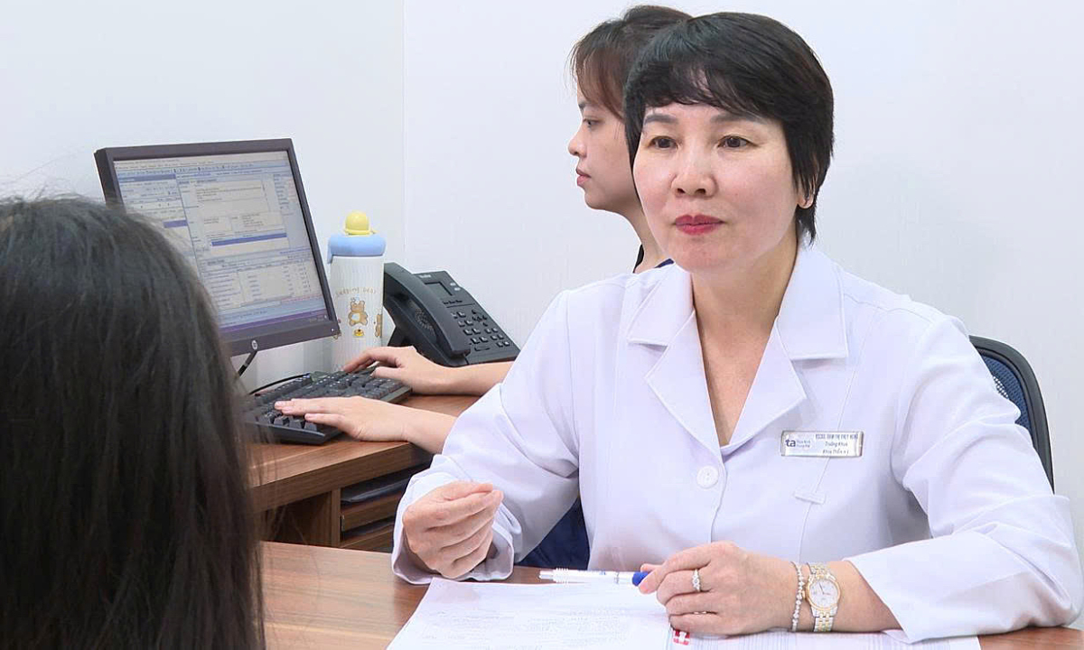 Mặt đỏ như cháy nắng sau ngừng bôi thuốc chữa viêm da