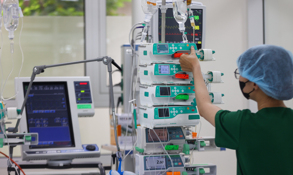 Đá bóng dưới nắng nóng, thiếu niên bị sốc nhiệt, suy gan thận