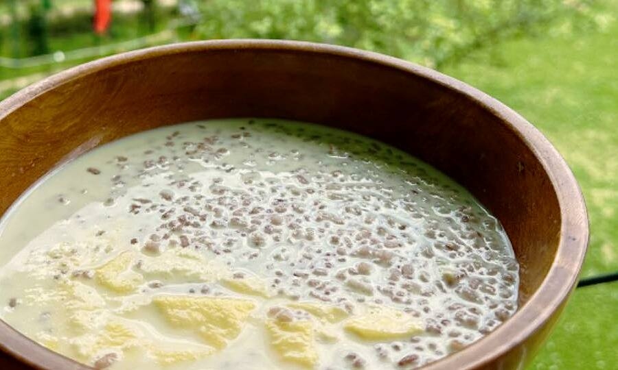 Nên ăn hạt chia ngâm trong nước hay sữa?