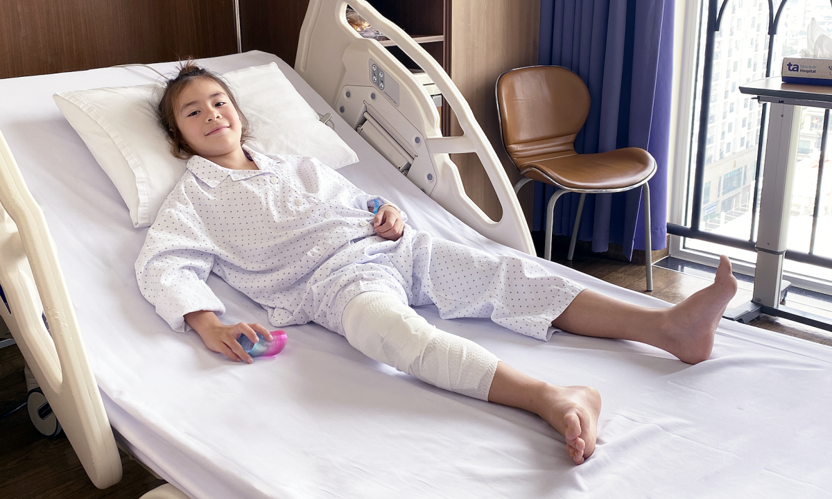 Ba khối u xương sụn quanh khớp gối bé 8 tuổi