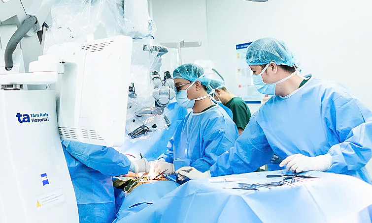 Nang chèn ép rễ thần kinh cột sống người phụ nữ