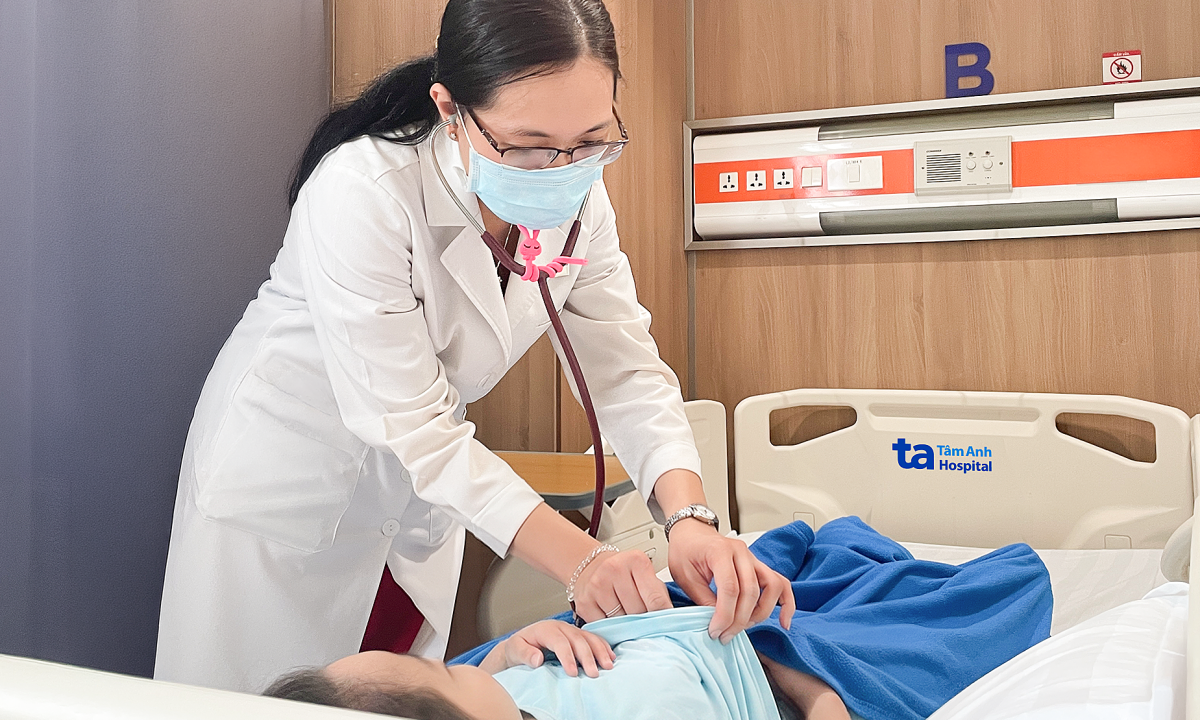 Bé gái viêm amidan biến chứng viêm cầu thận cấp