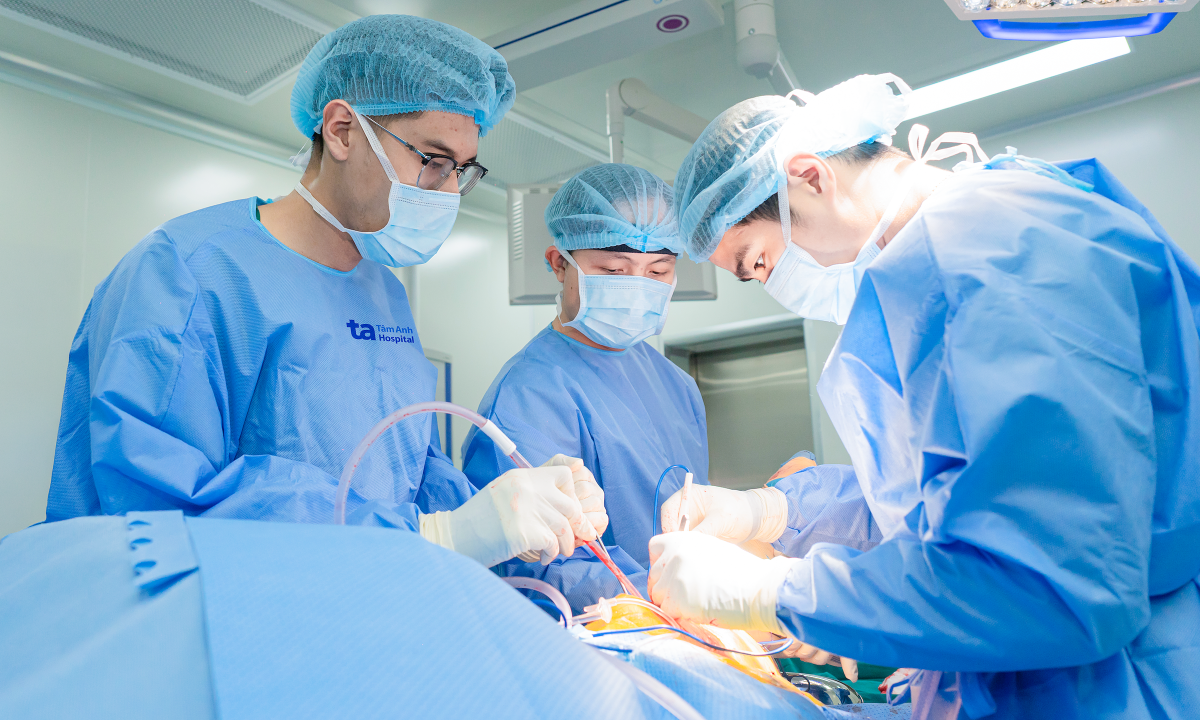 Dùng gân lưng tái tạo gân vai bị rách