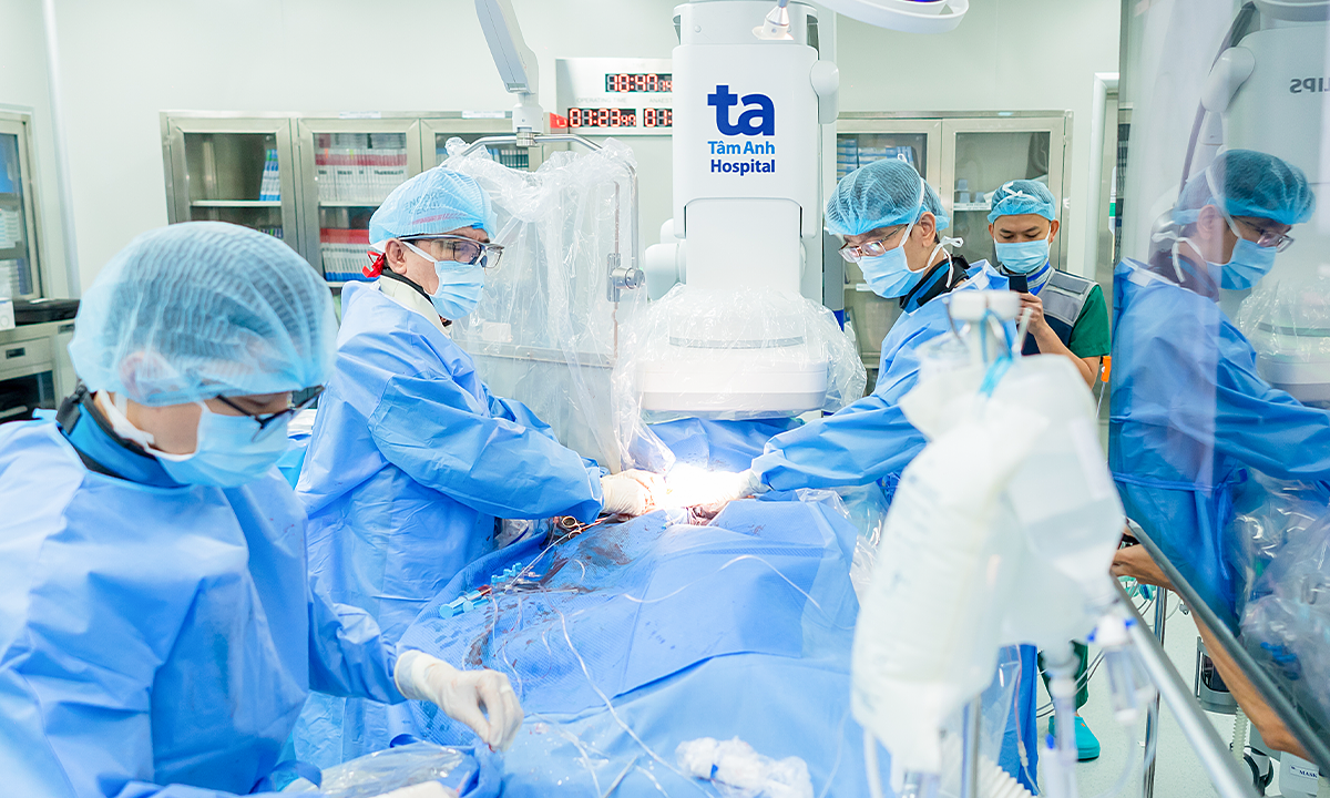 Thay van tim qua ống thông cho cụ bà phòng đột tử
