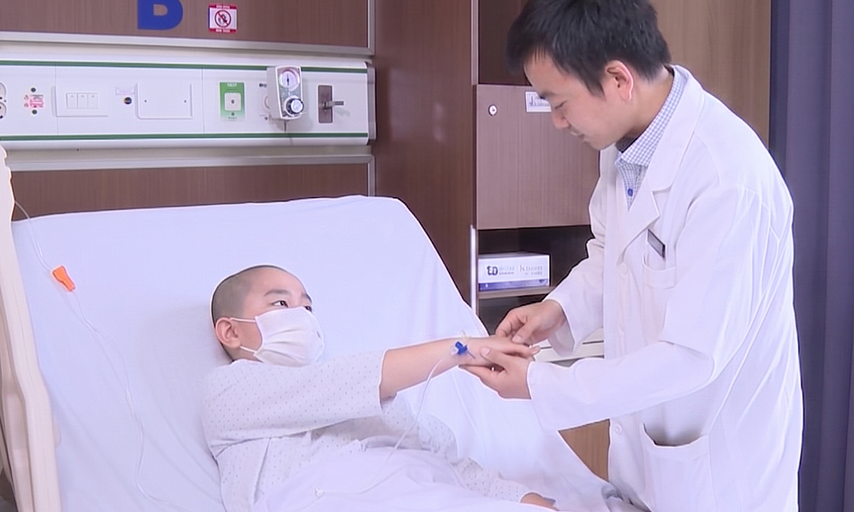 Bé trai tụ máu não sau va đập vùng đầu
