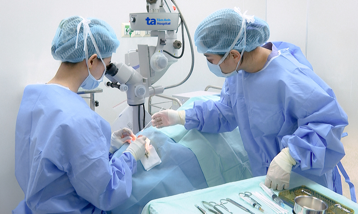 Mộng thịt xâm lấn giác mạc người đàn ông