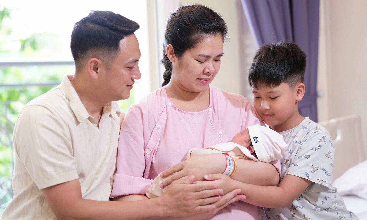 Người phụ nữ tổn thương hai vòi trứng có con nhờ thụ tinh ống nghiệm