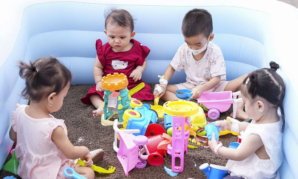 Những em bé bệnh nặng đón Tết thiếu nhi trong viện