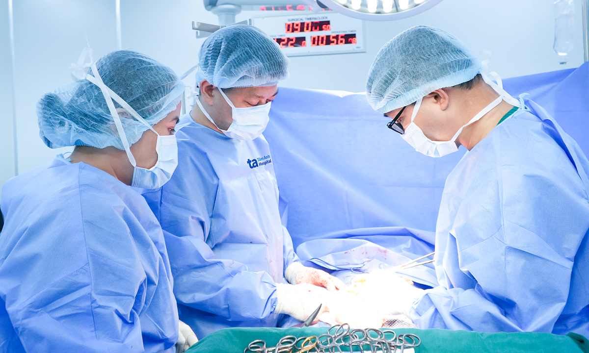 Ba khối u chèn ép niệu đạo người phụ nữ