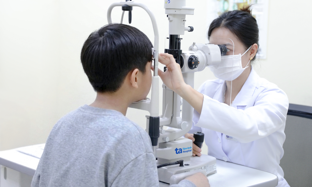 Bé trai viêm giác mạc bội nhiễm