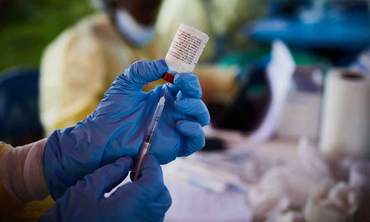 Thuốc và vaccine nào đang được phát triển để chống Ebola?