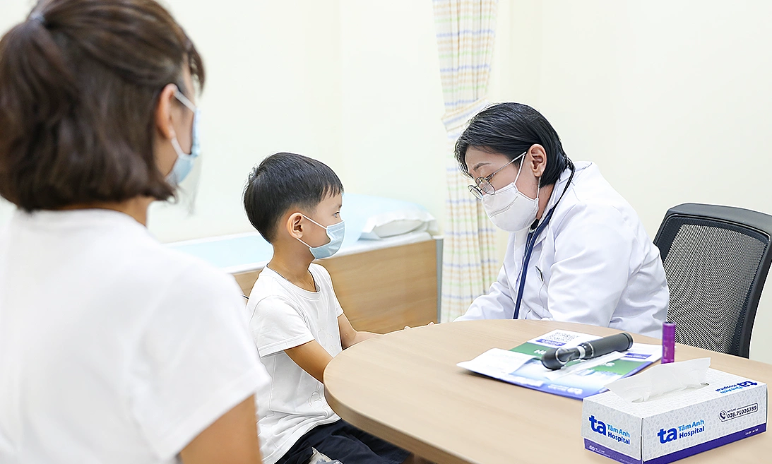 Bác sĩ chỉ cách xử trí khi trẻ tiếp xúc kiến ba khoang
