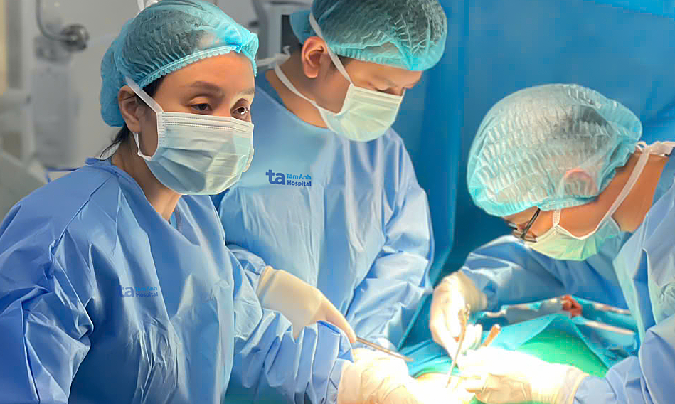 Cắt túi phình tĩnh mạch ở chân người phụ nữ