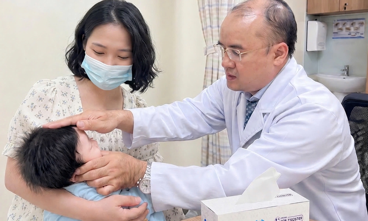 Vì sao trẻ sơ sinh bị méo đầu?