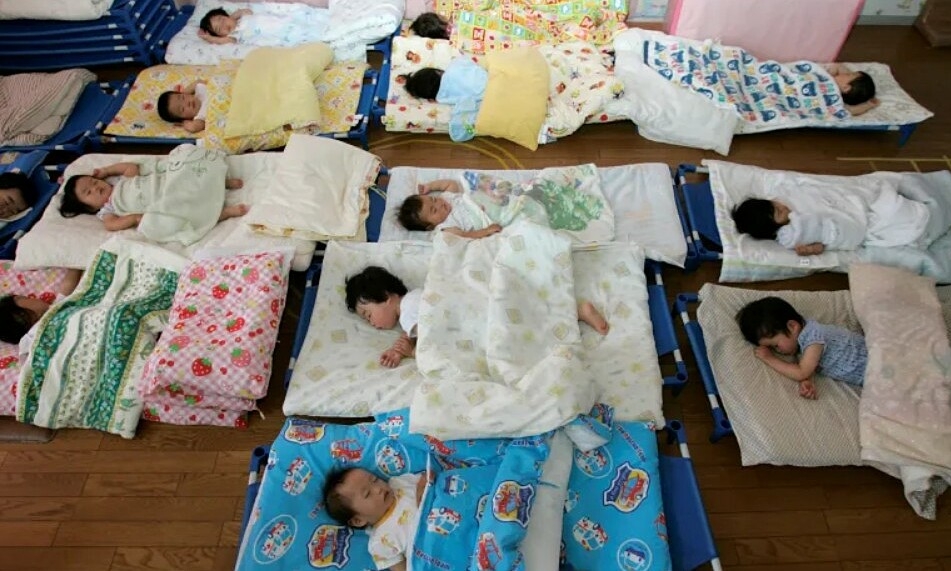 Áp lực cơm áo gạo tiền đè bẹp giấc mơ sinh con của nhiều người Nhật