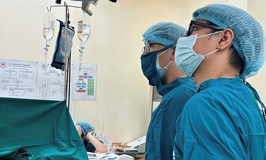 Phát hiện ung thư thận sau dấu hiệu tiểu máu