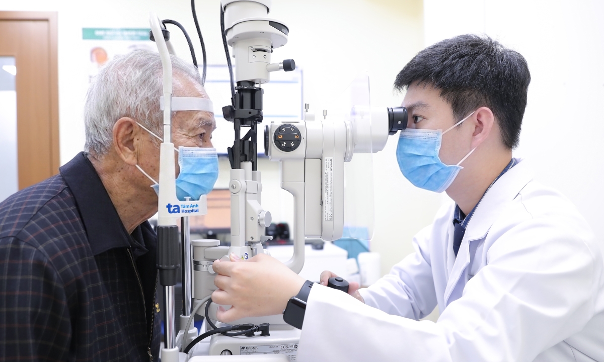 Bỏ điều trị ba năm, mắt đục thủy tinh thể nặng