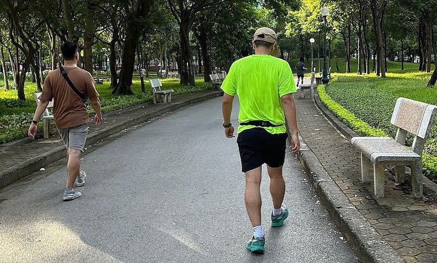 6 lợi ích của thói quen đi bộ sau bữa ăn