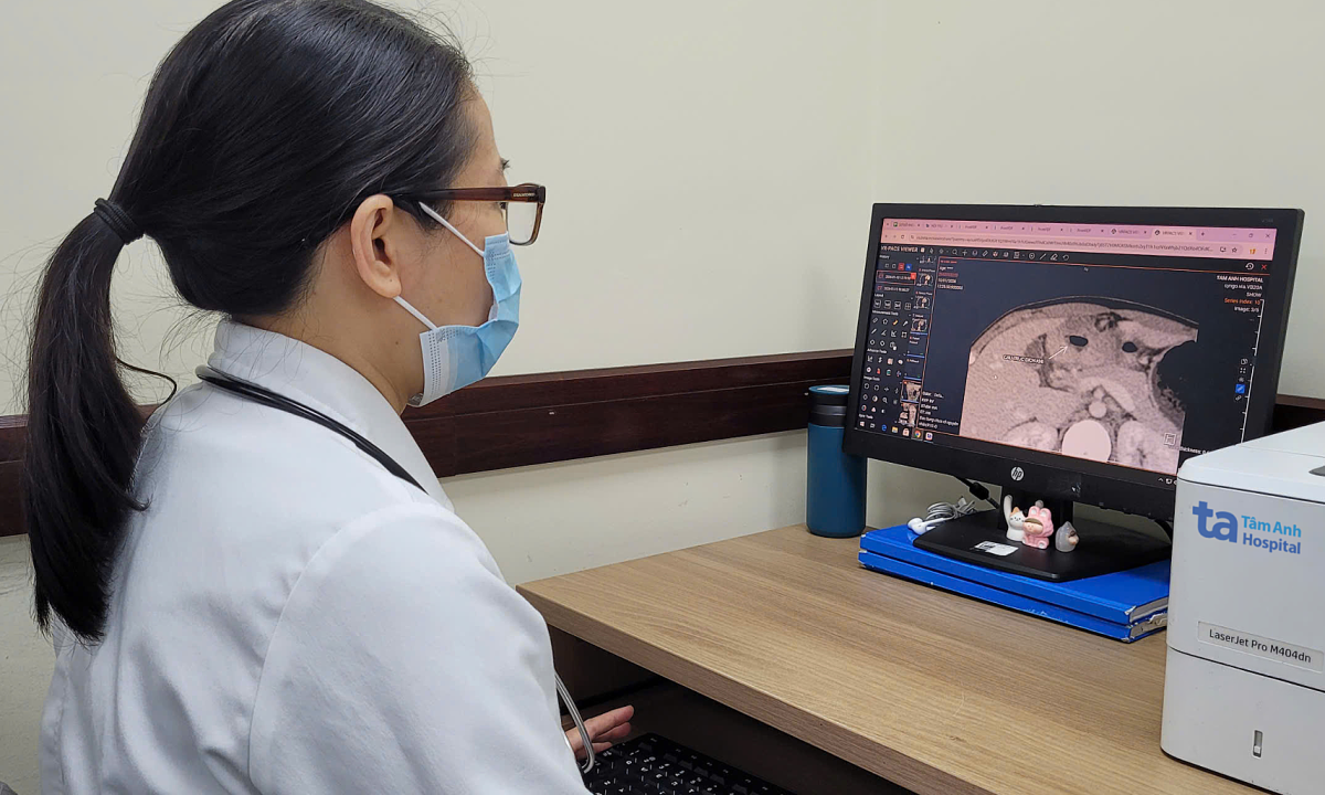 Vết loét tá tràng làm thủng thành ruột bé gái