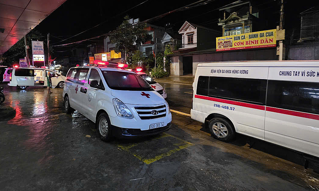 8 xe cứu thương 'xé mưa' chuyển 11 nạn nhân tai nạn liên hoàn tới bệnh viện