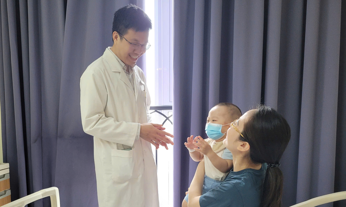 Bé trai thoát vị bẹn do dị tật bẩm sinh