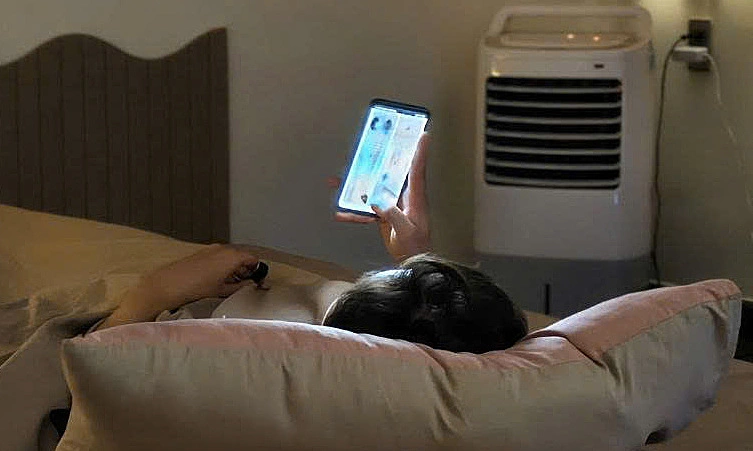 Cơ thể kiệt sức, ngón tay vẫn vuốt màn hình đến rạng sáng