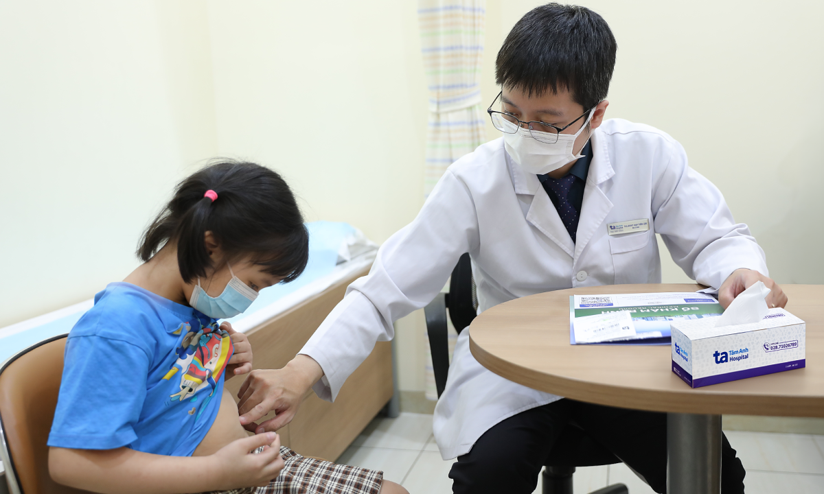 5 sai lầm khiến trẻ sốt xuất huyết trở nặng