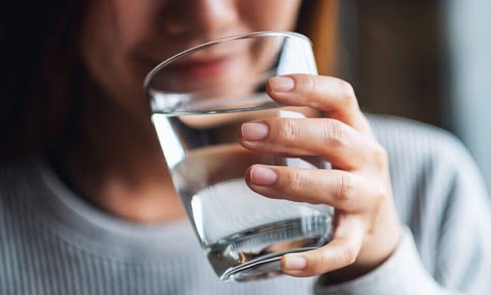 Chuyên gia giải mã chế độ uống 8 ly nước để giảm béo của phụ nữ Nhật