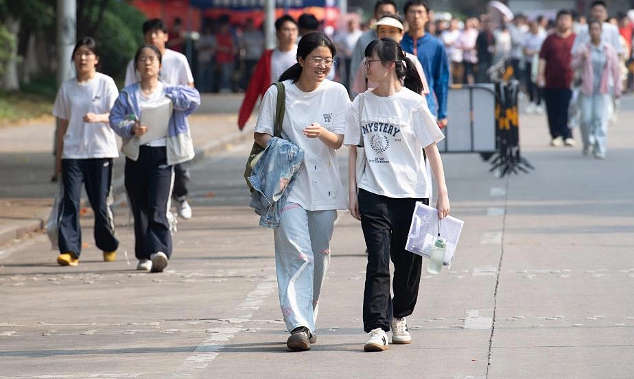 Áp lực hoãn "ngày đèn đỏ" của nữ sinh Trung Quốc trước kỳ thi đại học