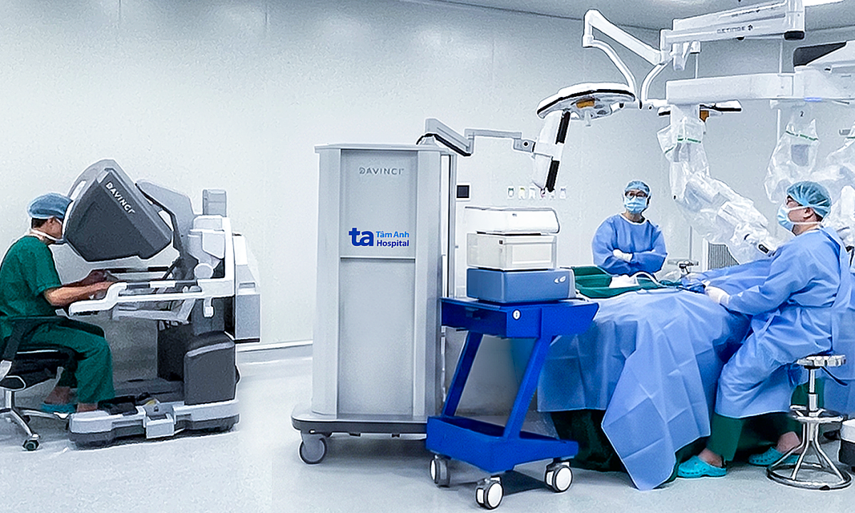 Robot phẫu thuật bóc tách u lồng ngực người phụ nữ