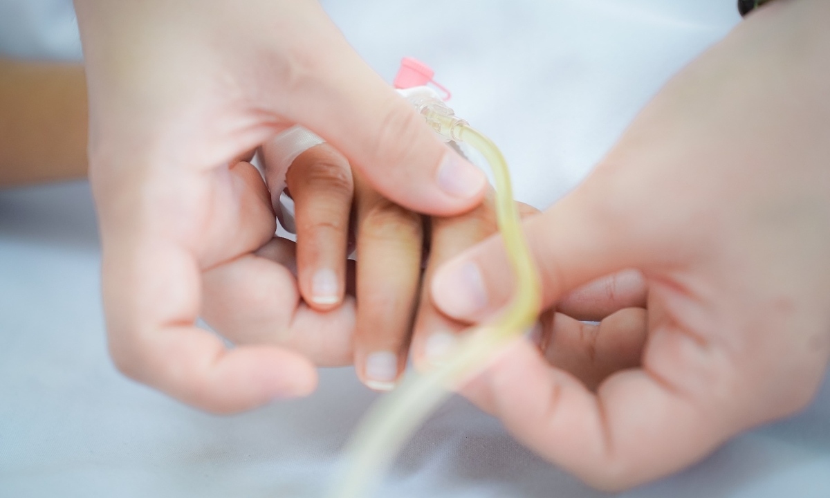 Bé 10 tuổi tổn thương thân não do tay chân miệng