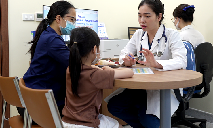 Bác sĩ chỉ cách bổ sung nước cho trẻ ngày nắng nóng