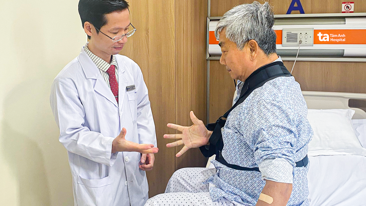 Thay khớp vai nhân tạo cho người bị đa chấn thương